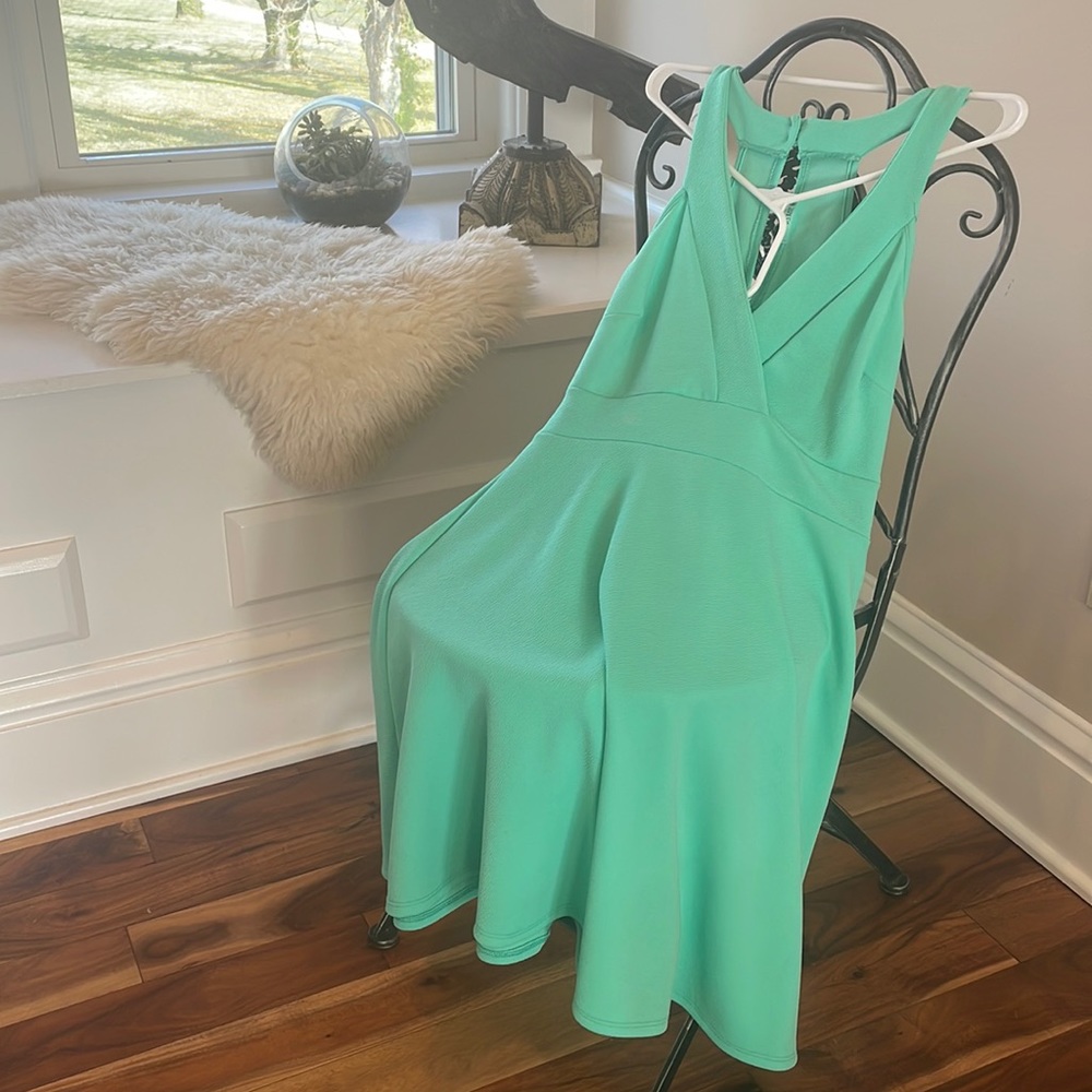 The perfect mint green spring dress!